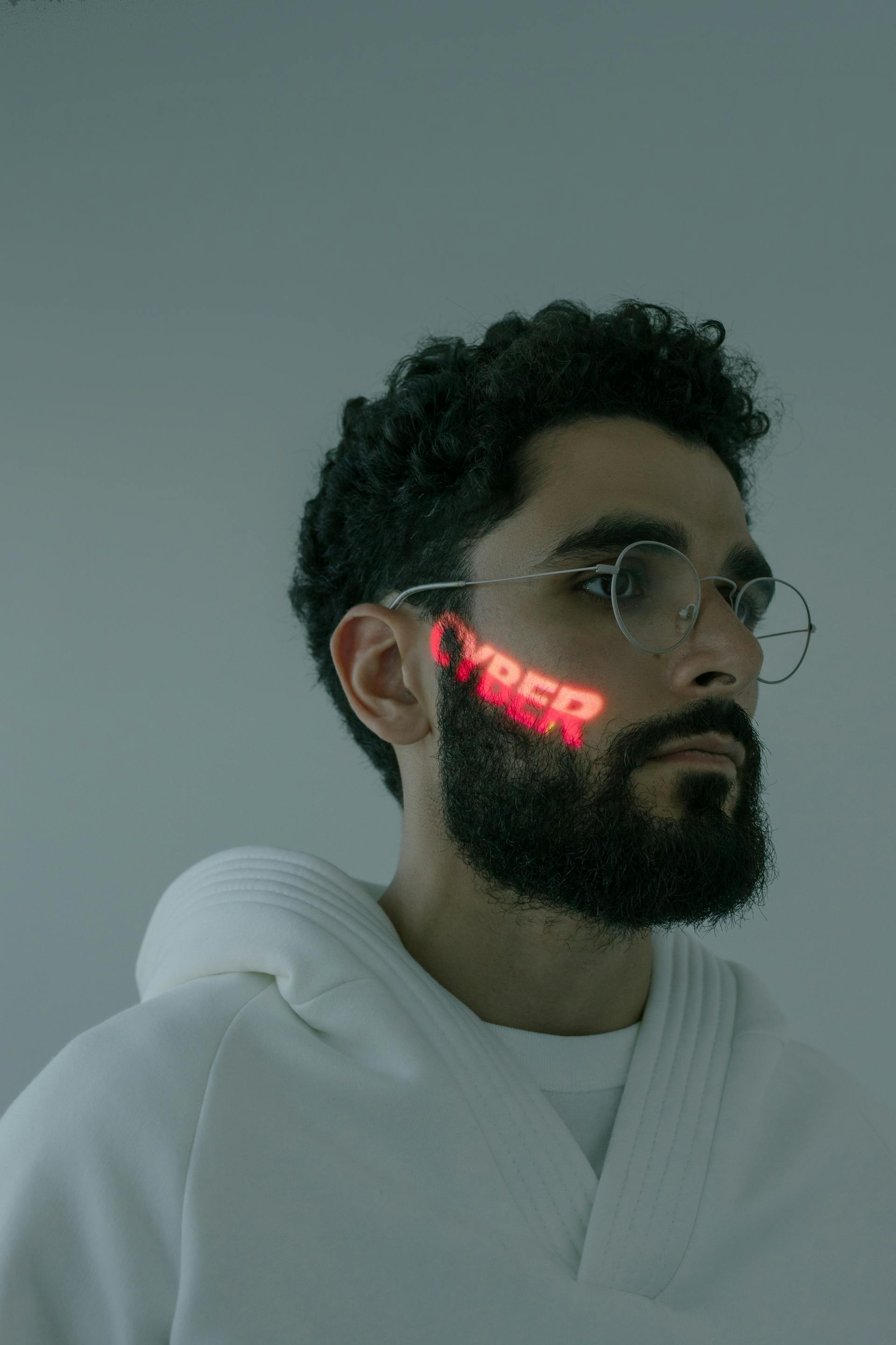 デスクトップでノート PC を使い OpenHuman 個人 AI デジタルツインをインストール・設定するユーザー